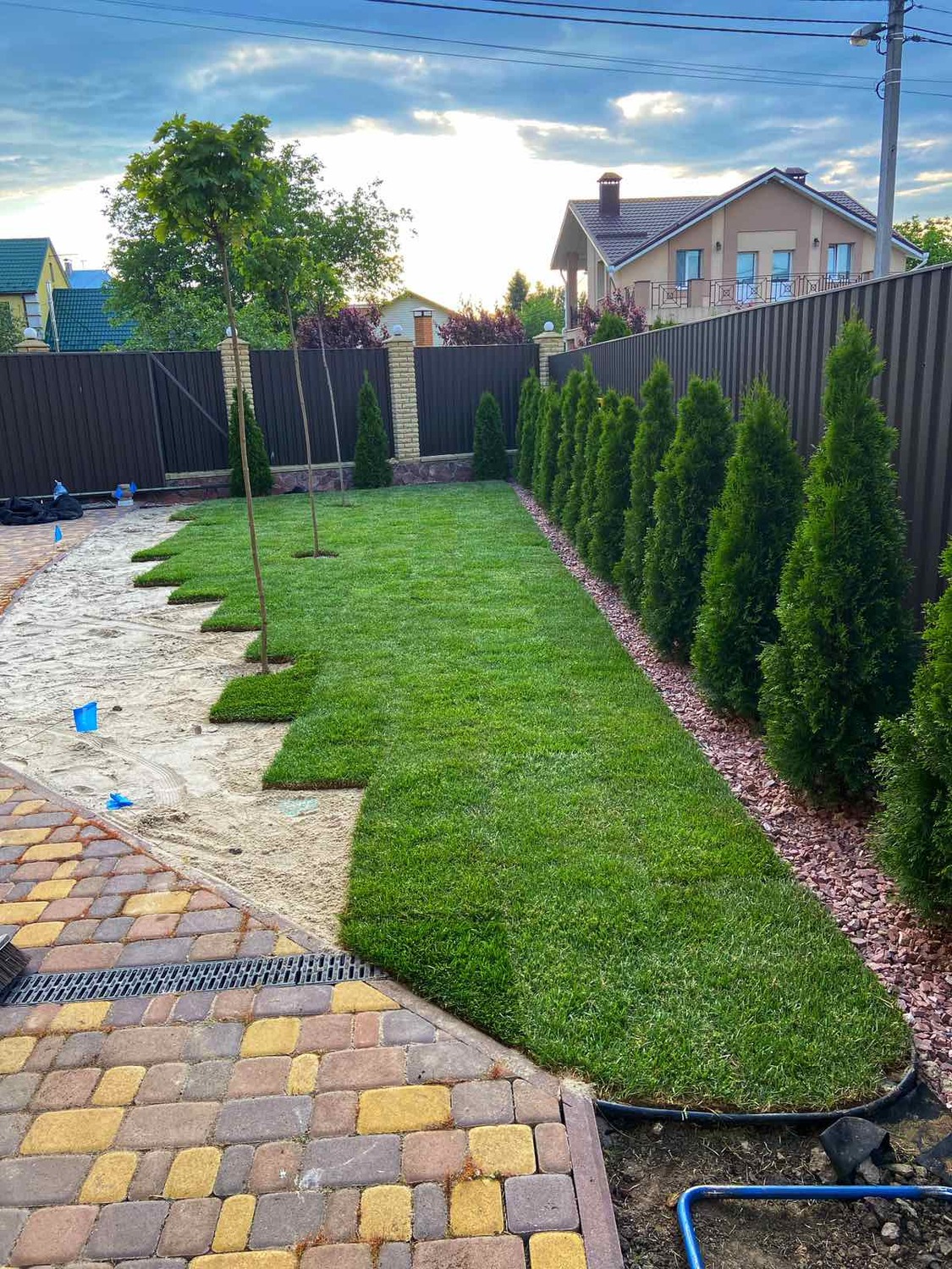 Устройство газона